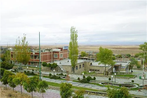 نمای محوطه و ساختمان‌های هتل جهانگردی غار علیصدر