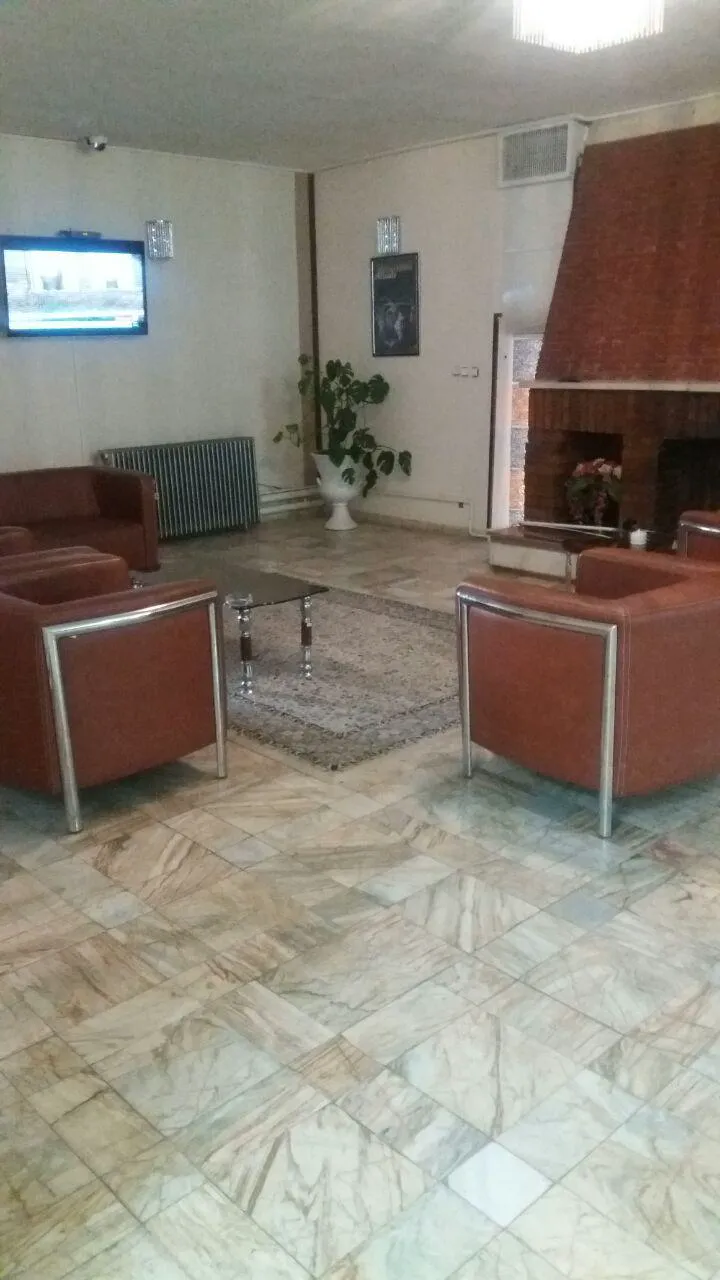 نشیمن هتل جهانگردی غار علیصدر با شومینه