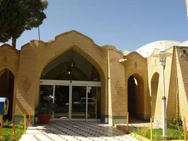 ورودی هتل جهانگردی با نمای آجری و طاق قوسی
