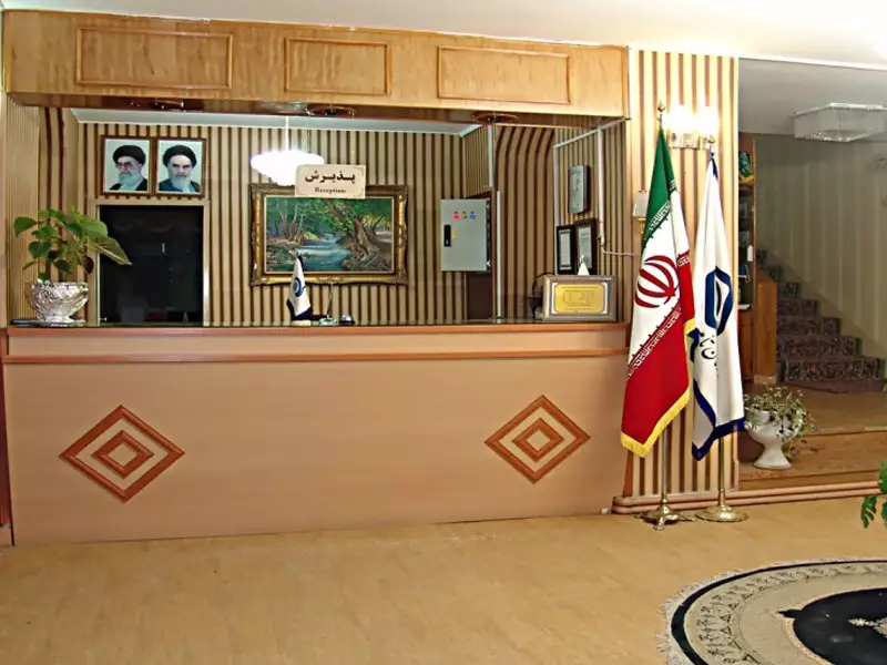 پذیرش هتل جهانگردی با پرچمهای ایران