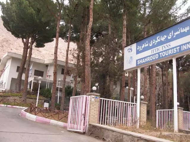 ورودی هتل جهانگردی شاهرود در میان درختان کاج