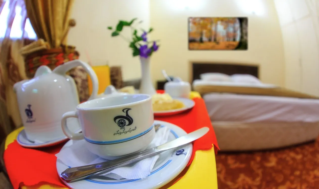 سرویس چای کنار تخت در اتاق هتل جهانگردی