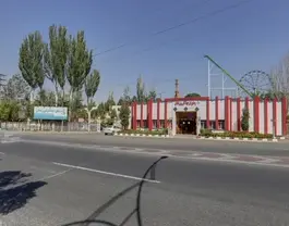 نمای بیرونی هتل جهانگردی با نمای قرمز و سفید