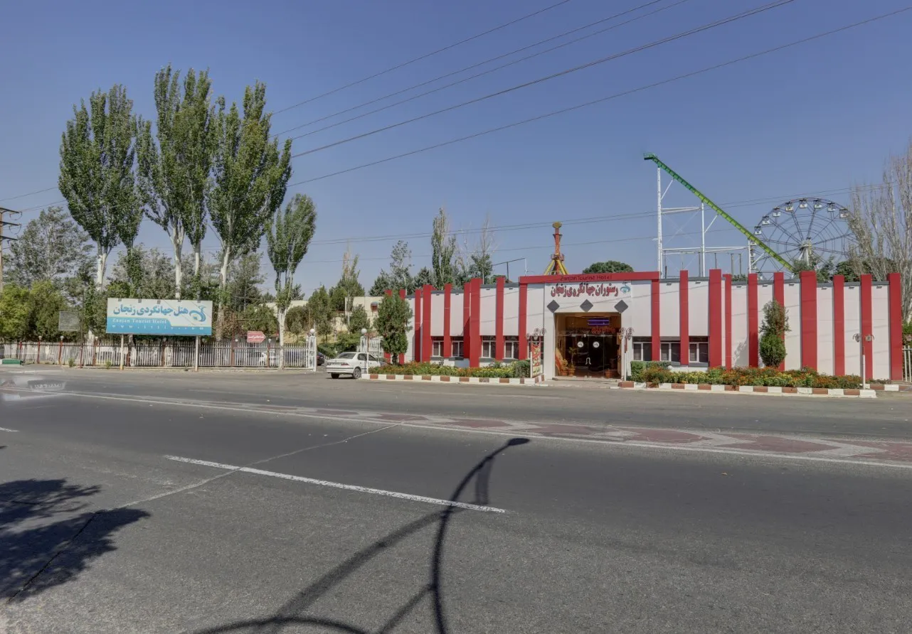 نمای بیرونی هتل جهانگردی با نمای قرمز و سفید