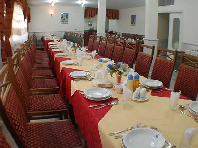 چیدمان میزهای غذاخوری در سالن جهانگردی