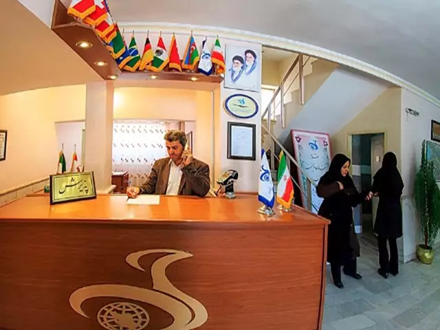 پذیرش هتل جهانگردی با پیشخوان چوبی