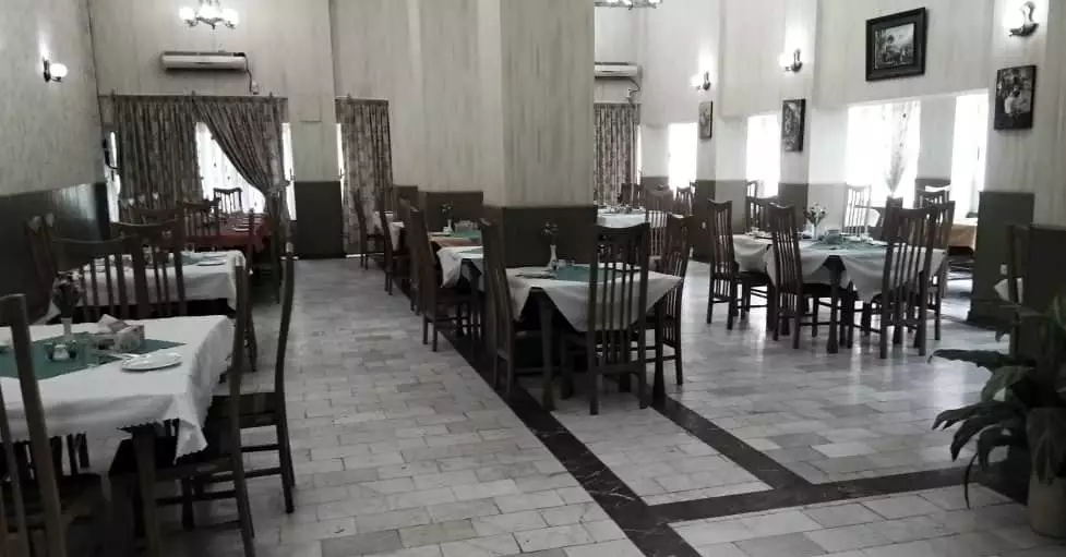 سالن غذاخوری جهانگردی با میزهای چیده‌شده