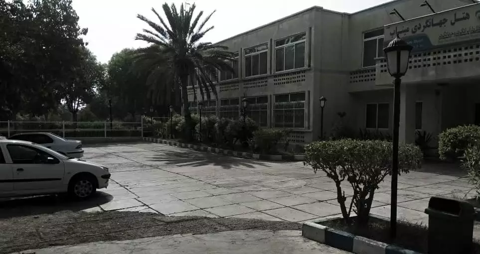 محوطه پارکینگ هتل جهانگردی با نمای ساختمان