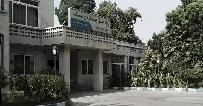 نمای ورودی هتل جهانگردی میان درختان