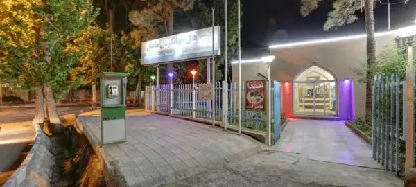 ورودی شبانه هتل جهانگردی با دروازه و تابلو