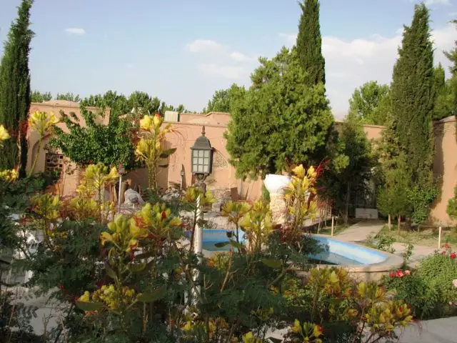 استخر کوچک باغ هتل جهانگردی میان گلها