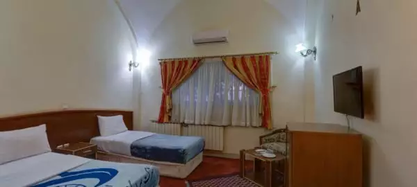 اتاق دوتخته هتل جهانگردی با پنجره و تلویزیون دیواری