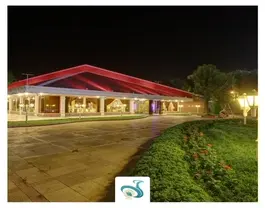 ساختمان روشن‌شده جهانگردی سراب کیو در شب