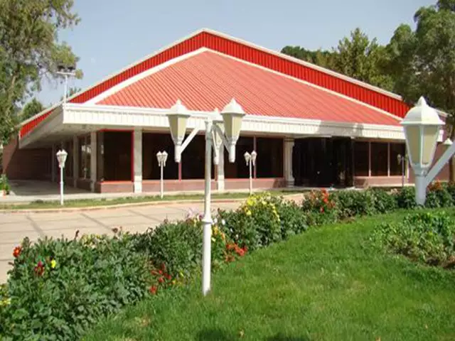 ساختمان سرخ هتل جهانگردی سراب کیو