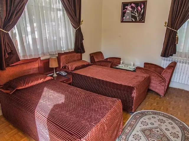 اتاق سهتخته هتل جهانگردی سراب کیو با تختهای قرمز