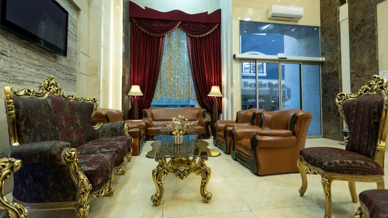 فضای نشیمن هتل مرمر با مبلمان کلاسیک