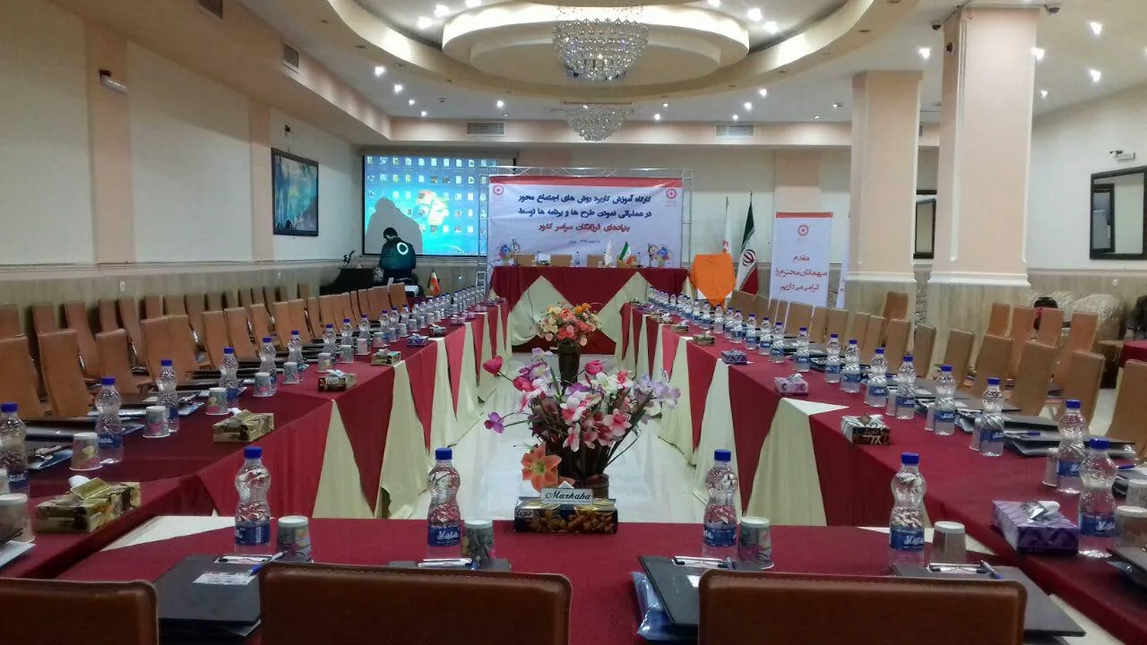 چیدمان میزهای جلسه در سالن هتل مهرگان