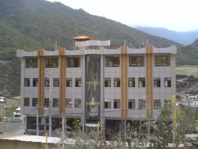 نمای بیرونی هتل زیارت در دامنه کوهستان