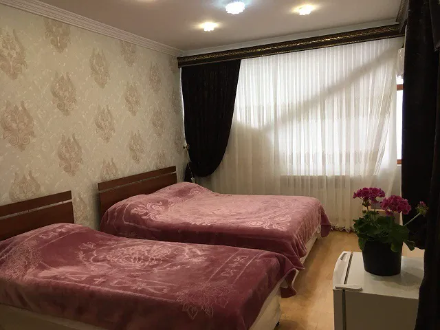 دو تخت دونفره در اتاق هتل زیارت