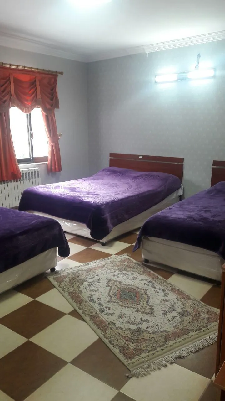 اتاق سه‌تخته هتل زیارت با کف‌پوش شطرنجی