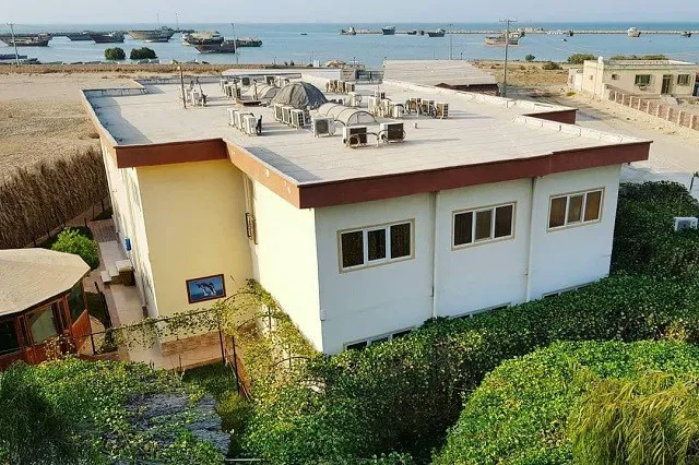نمای ساختمان بوتیک فولتون در کنار ساحل