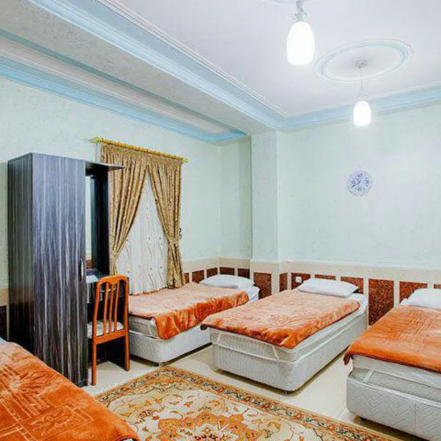 اتاق چندتخته هتل آسماری با روتختیهای نارنجی