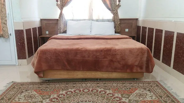 تخت دونفره و فرش ایرانی در هتل آسماری