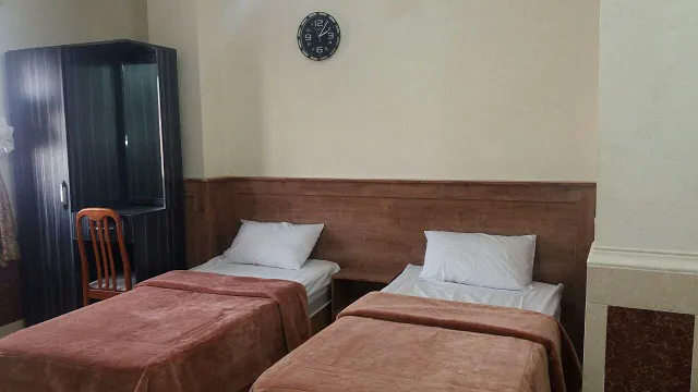 اتاق دوتخته با کمد چوبی هتل آسماری