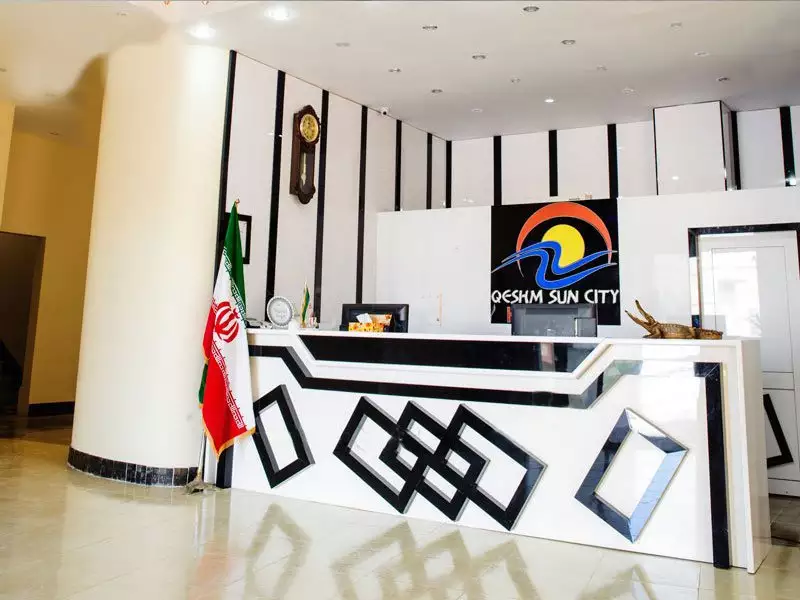 پذیرش هندسی سیاه‌وسفید هتل سان سیتی