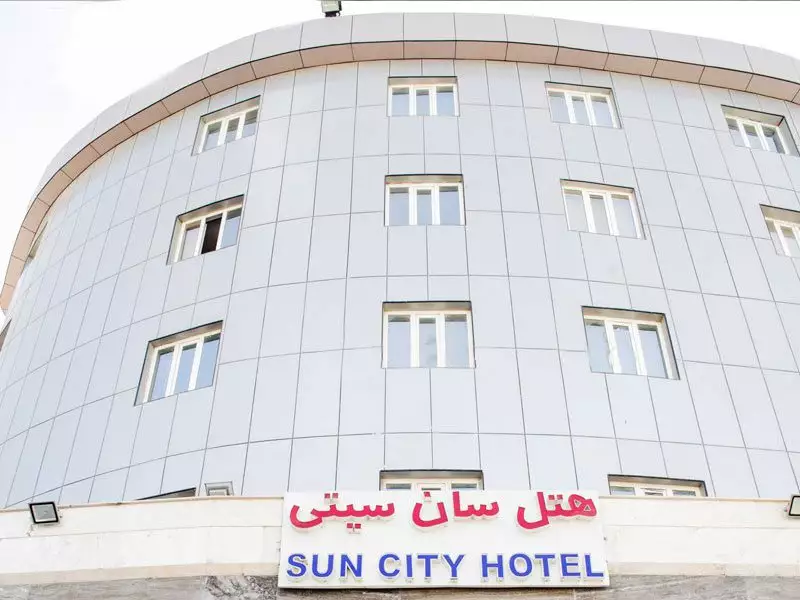 نمای بیرونی هتل سان سیتی با تابلوی نام هتل