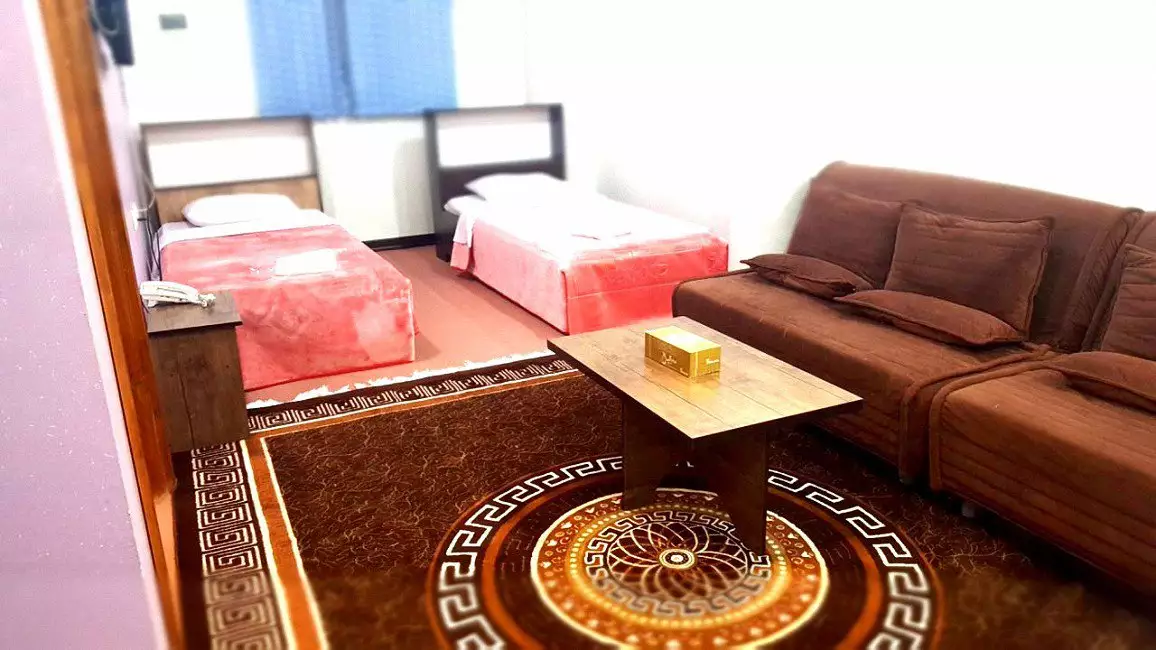 اتاق هتل سان سیتی با دو تخت و مبل قهوه‌ای