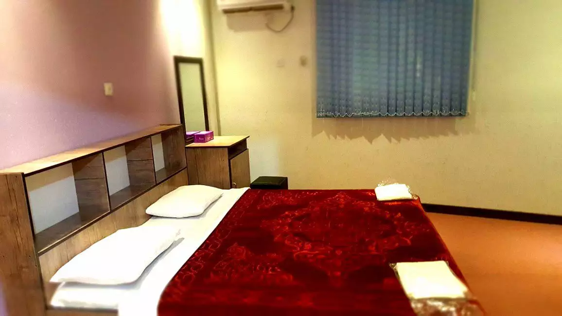 اتاق دوخوابه سان سیتی با تخت و روتختی قرمز