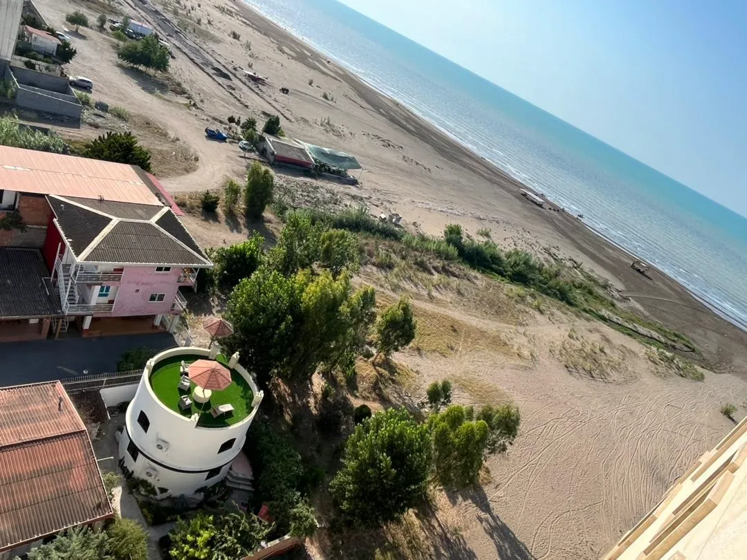 نمای ساحل و محوطه نزدیک هتل نخل