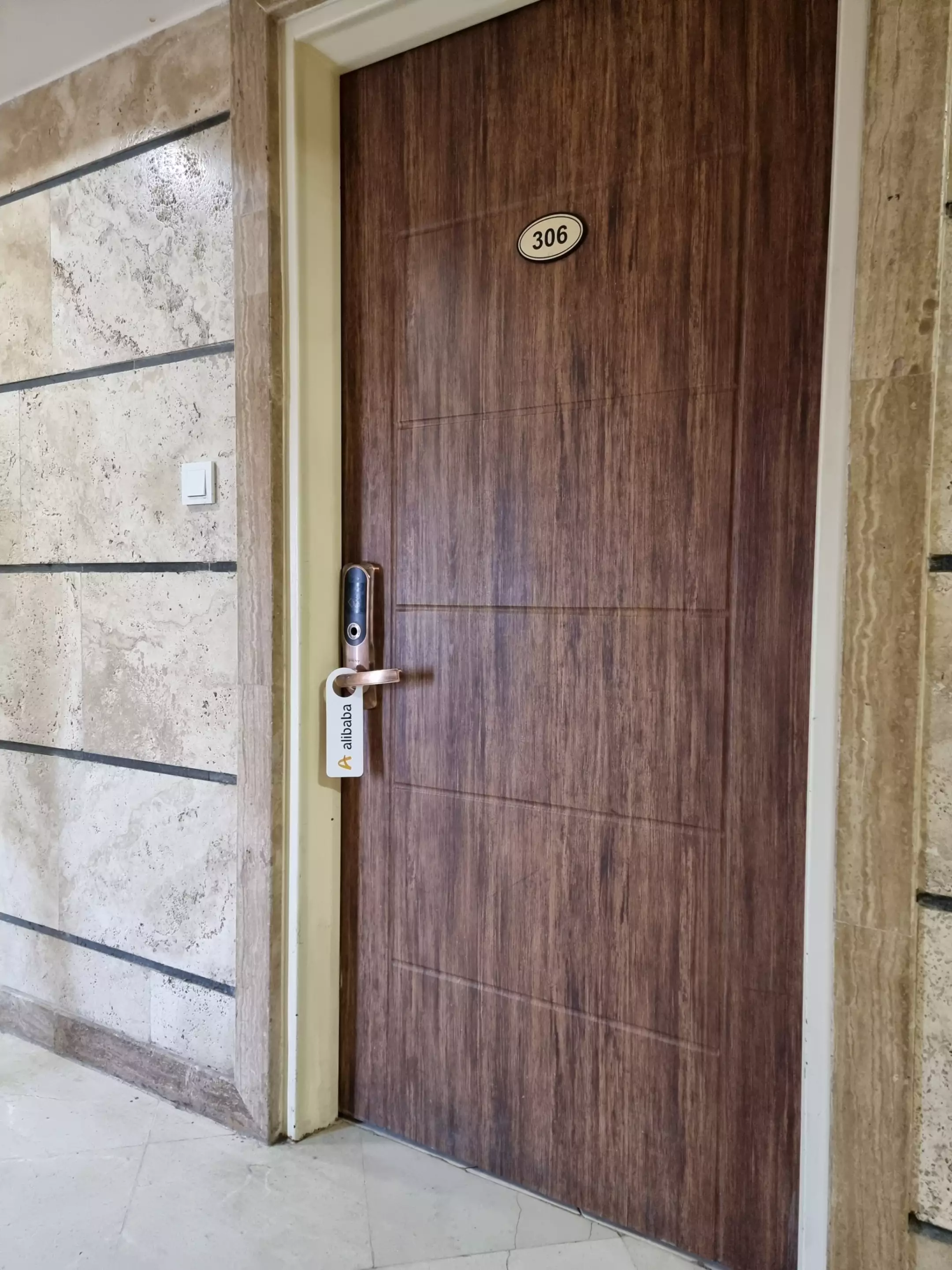 درب چوبی اتاق ۳۰۶ هتل تشریفات