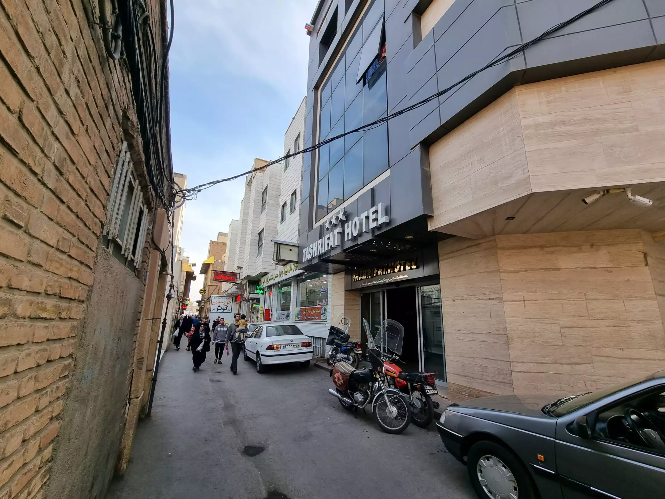 نمای ورودی هتل تشریفات در کوچه شهری