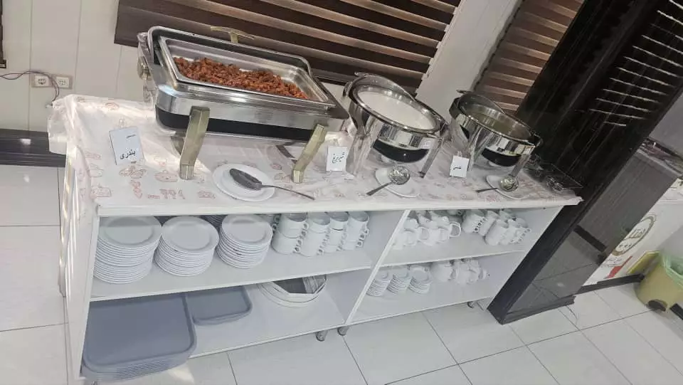 ظروف و غذا در بوفه هتل آنا