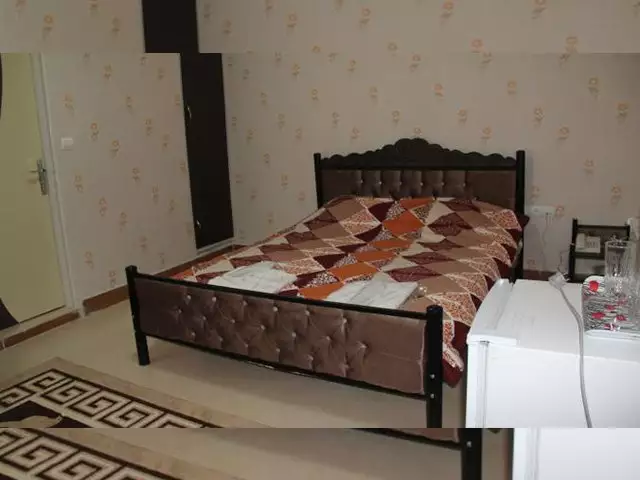 تخت دونفره با روتختی چهل‌تکه در هتل هالیس