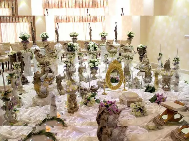 چیدمان گل و مجسمه‌های تزئینی در هتل هالیس