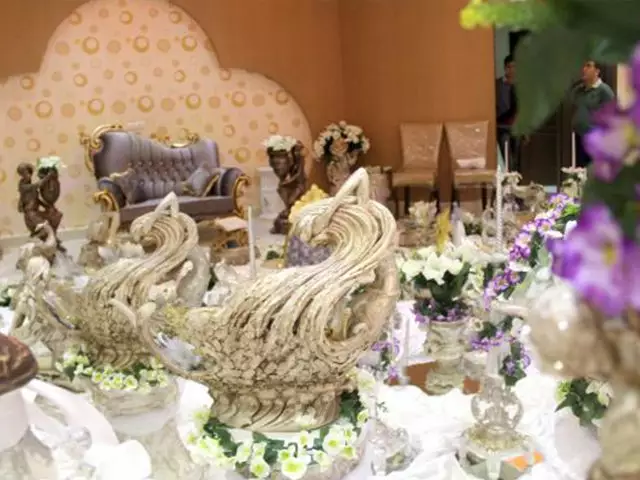 چیدمان گل و مجسمه قو در هتل هالیس