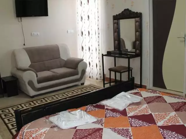 تخت چهل‌تکه و میز آرایش در اتاق هتل هالیس