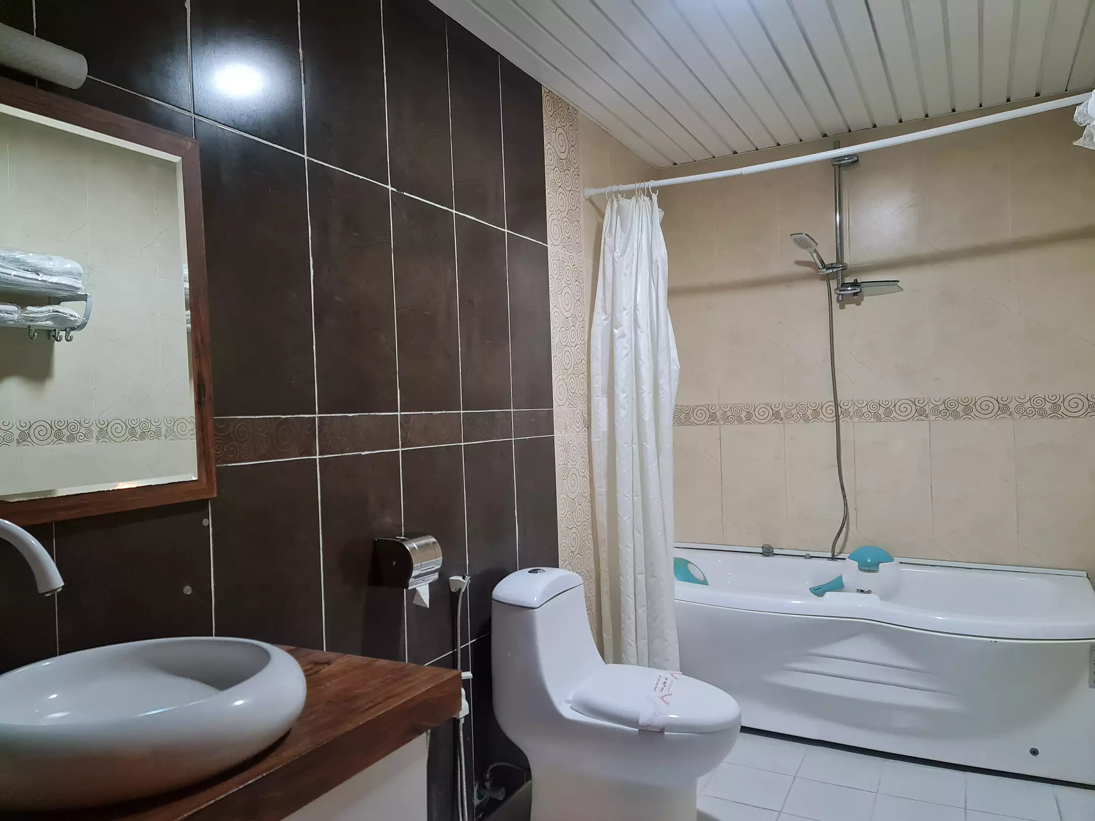 حمام هتل معین با وان و دوش