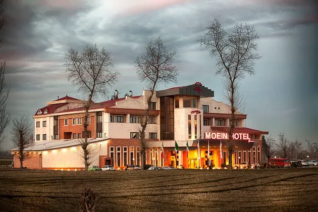 نمای بیرونی هتل معین با تابلوی Moein Hotel