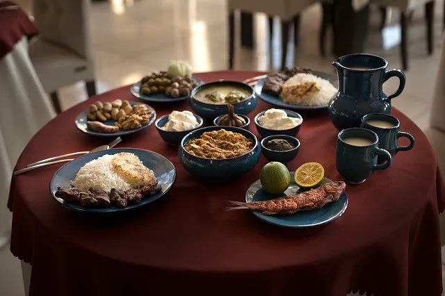 میز غذا با برنج، خوراک و نوشیدنی در هتل معین