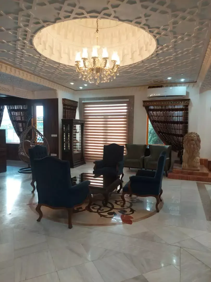 مبلمان نشیمن زیر لوستر در هتل پدیدار خزر