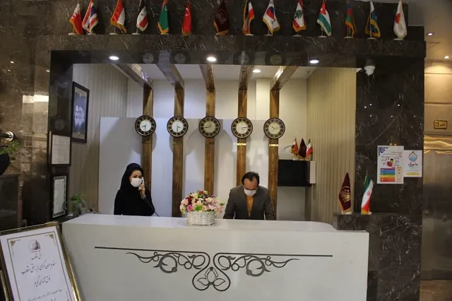 پیشخوان پذیرش هتل انقلاب با ساعتهای جهانی