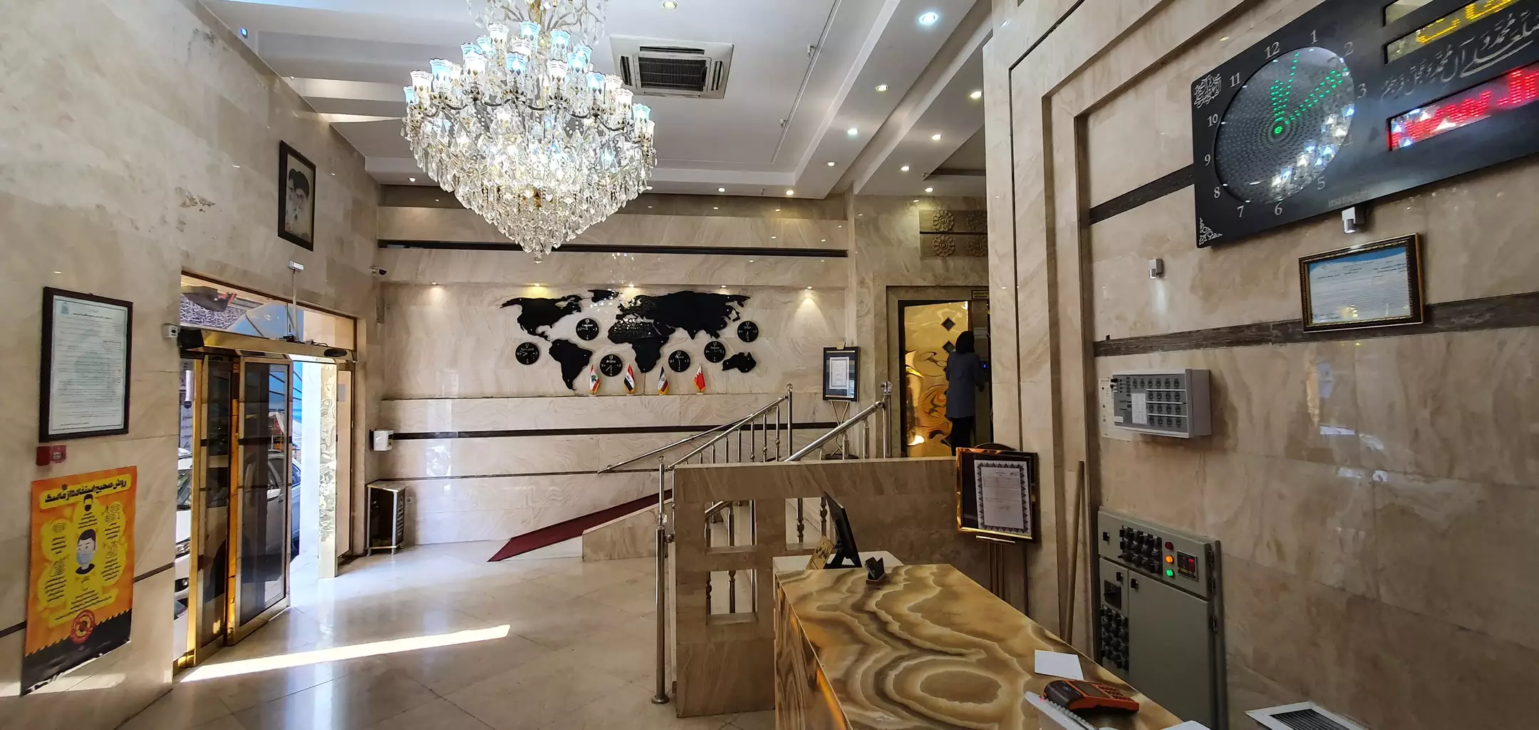 پذیرش هتل سراج با میز سنگی و لوستر کریستالی