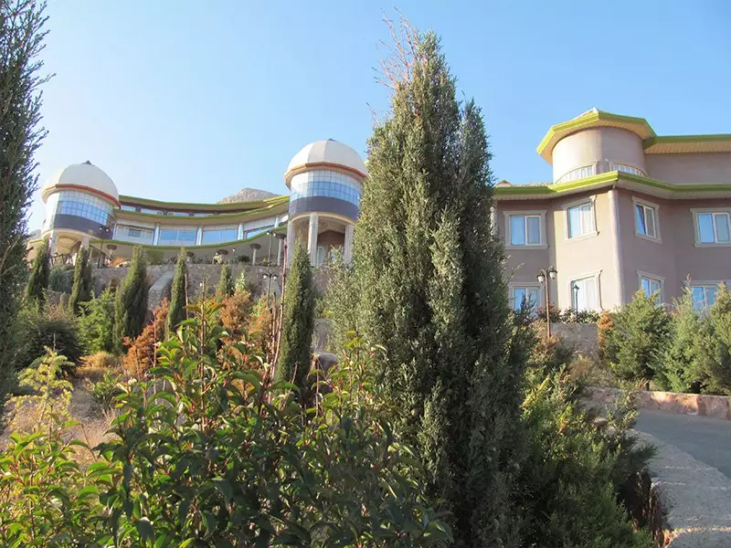 نمای هتل دربند میان درختان سرو