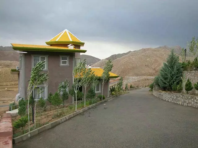 ساختمان هتل دربند در کنار جاده کوهستانی