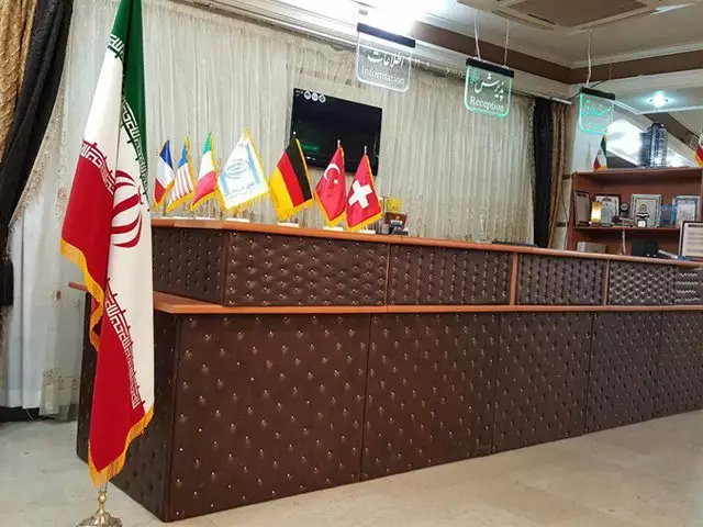 پیشخوان پذیرش هتل دربند با پرچم‌های بین‌المللی