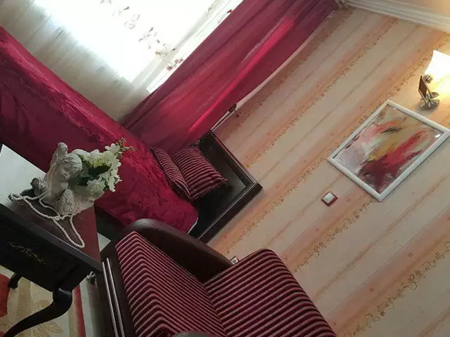 فضای نشیمن دربند با مبل راه‌راه